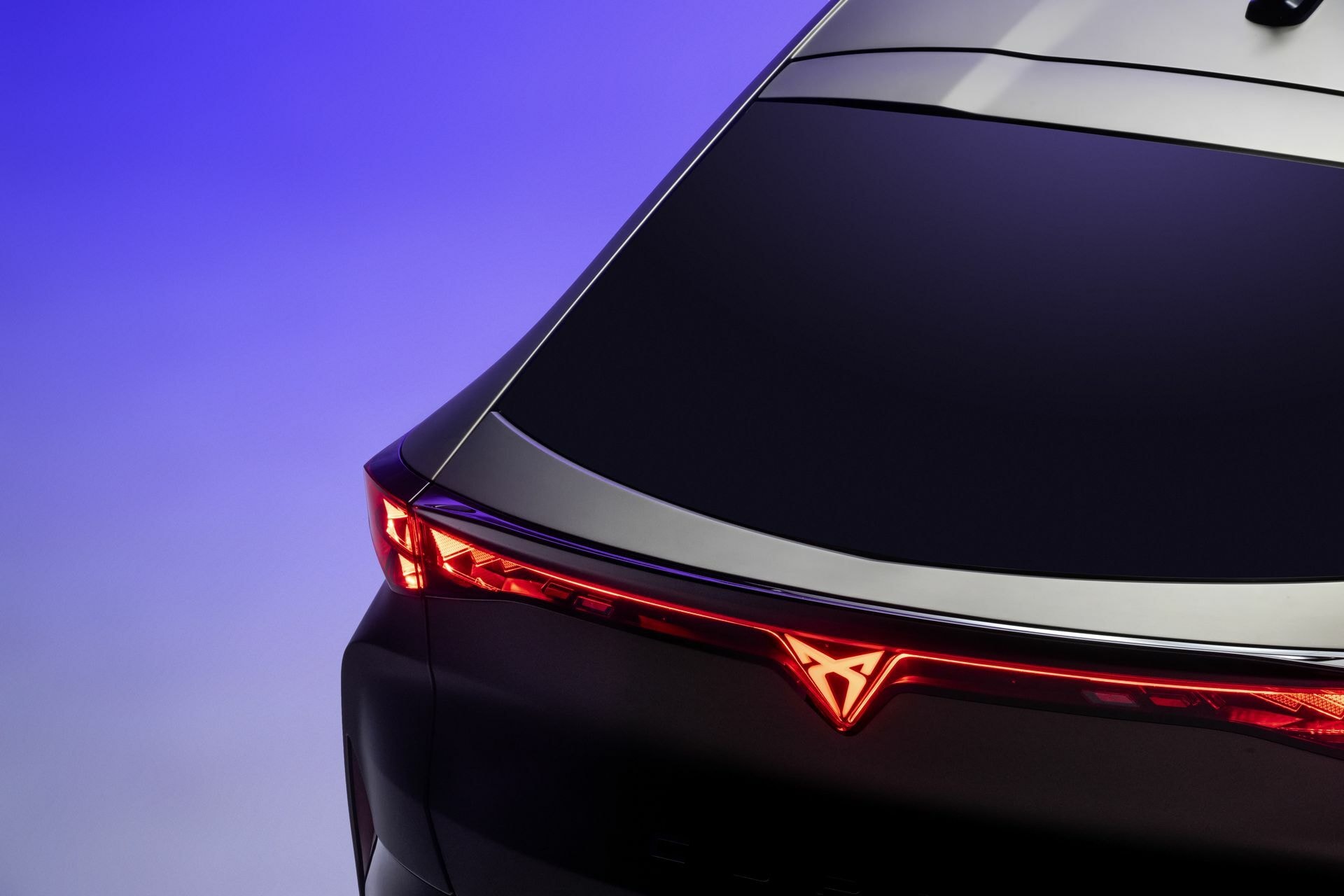 Detalle de la luz trasera que resalta el diseño característico de Cupra.