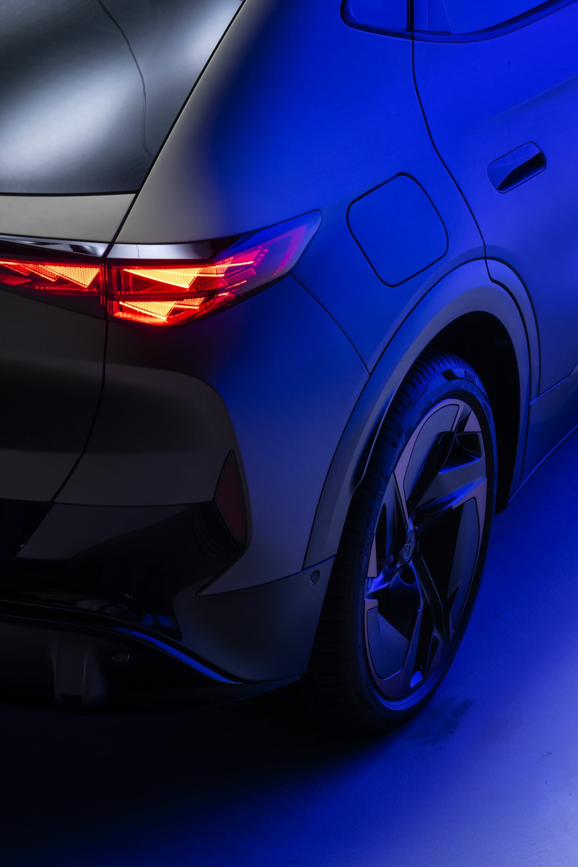 El flujo de la carrocería hacia la trasera subraya la deportividad inherente al Tavascan.