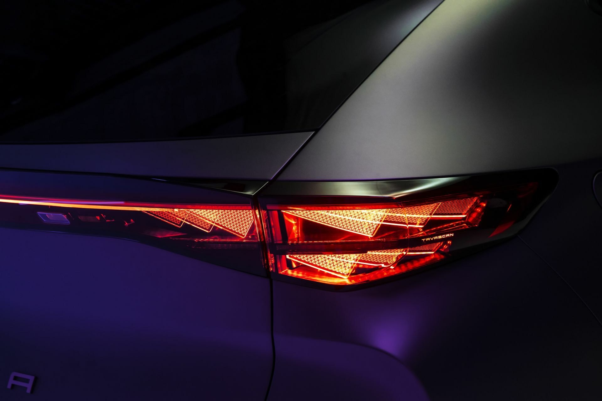 Vista integral de la luz trasera y su conexión con el alerón.