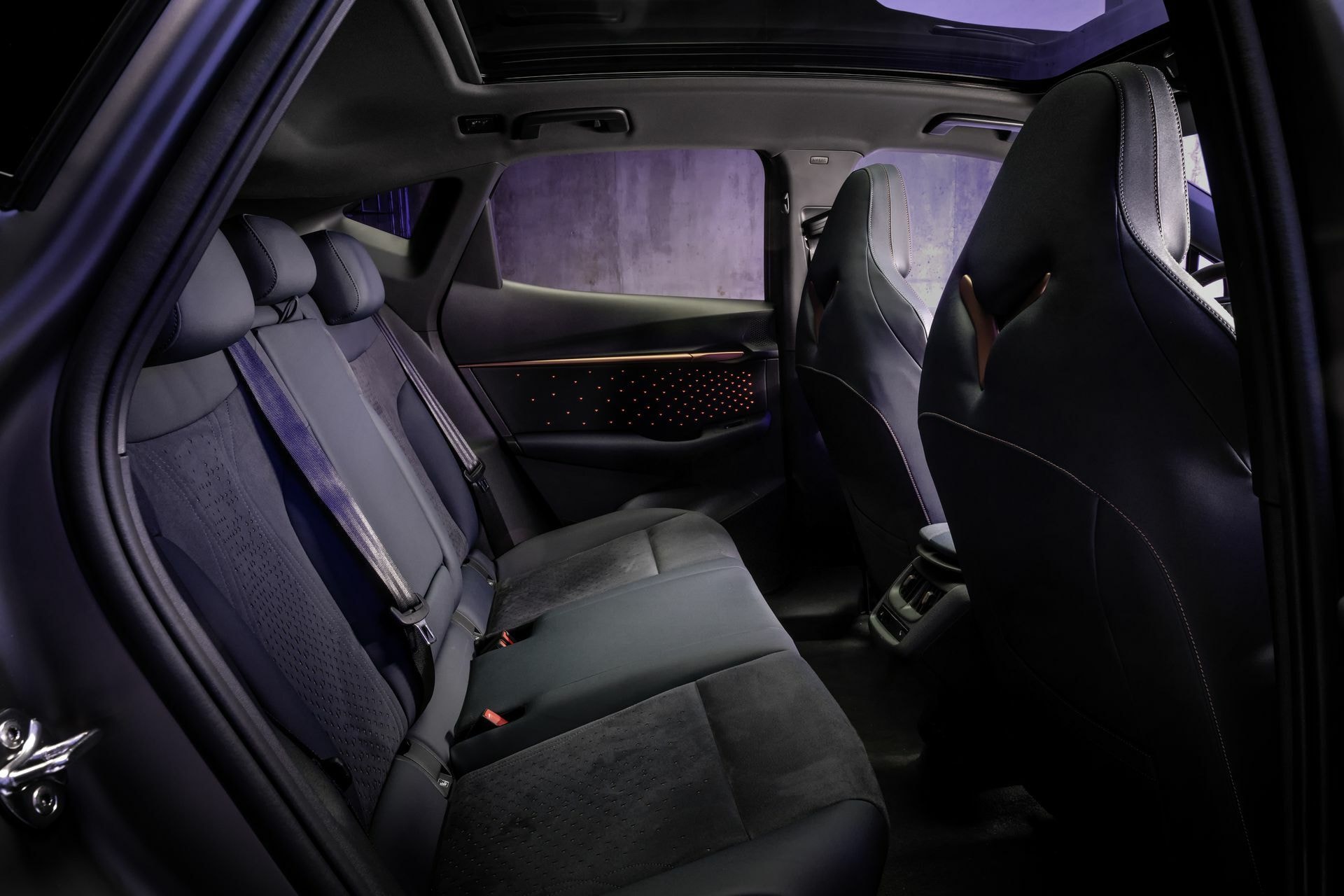 Imagen que demuestra el confort y el espacio en las plazas traseras del vehículo.