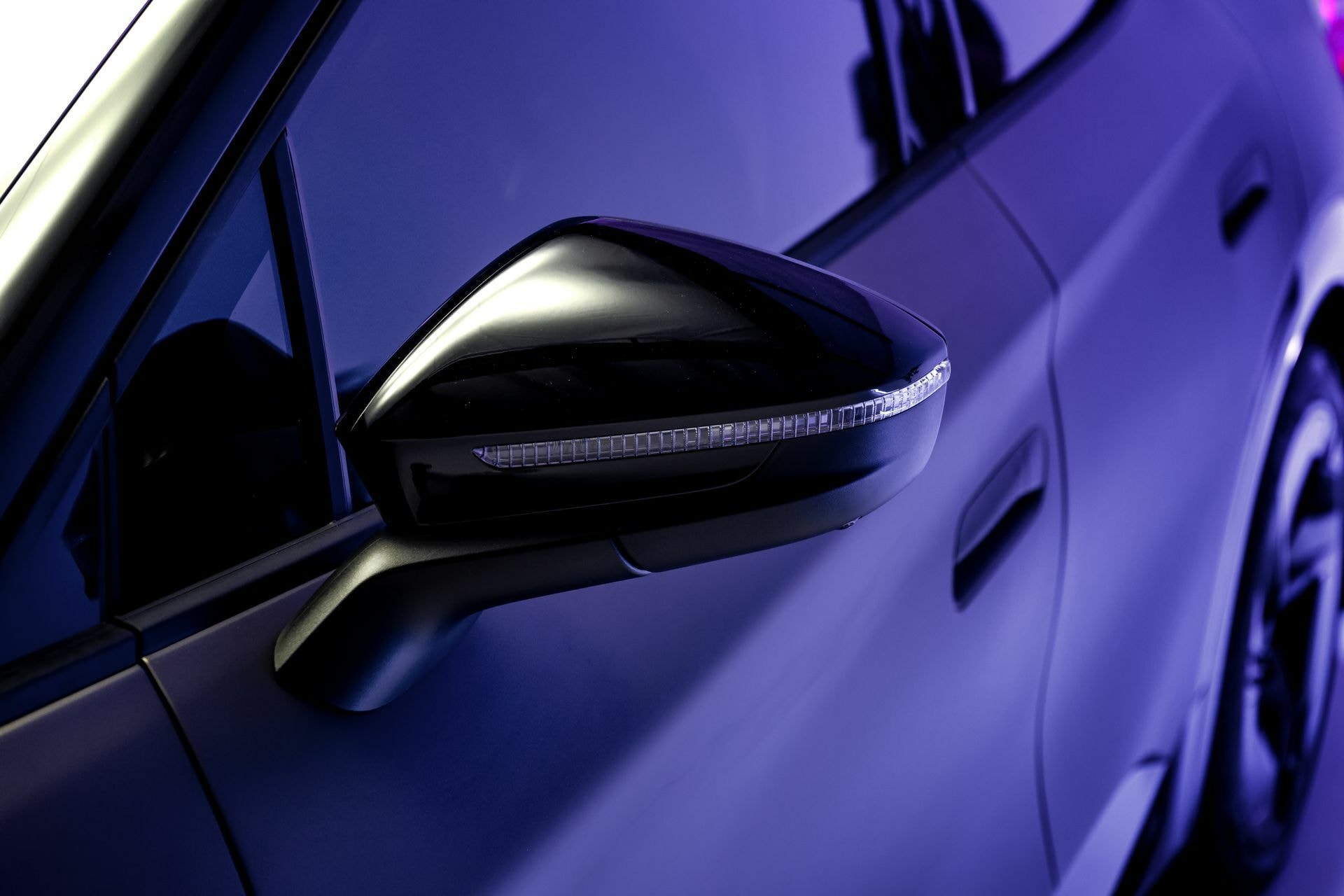 Close-up del retrovisor que combina tecnología y estética para mejorar la aerodinámica.