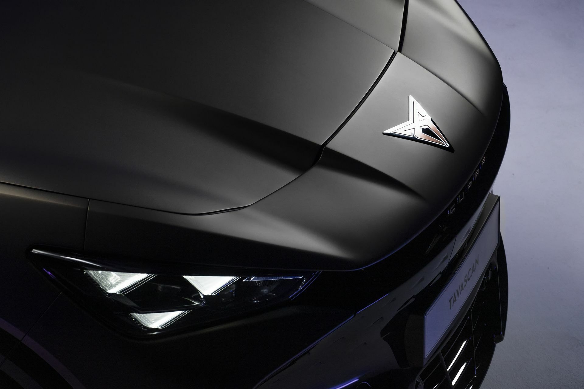 Detalle del símbolo del Cupra Tavascan y diseño de luces LED.