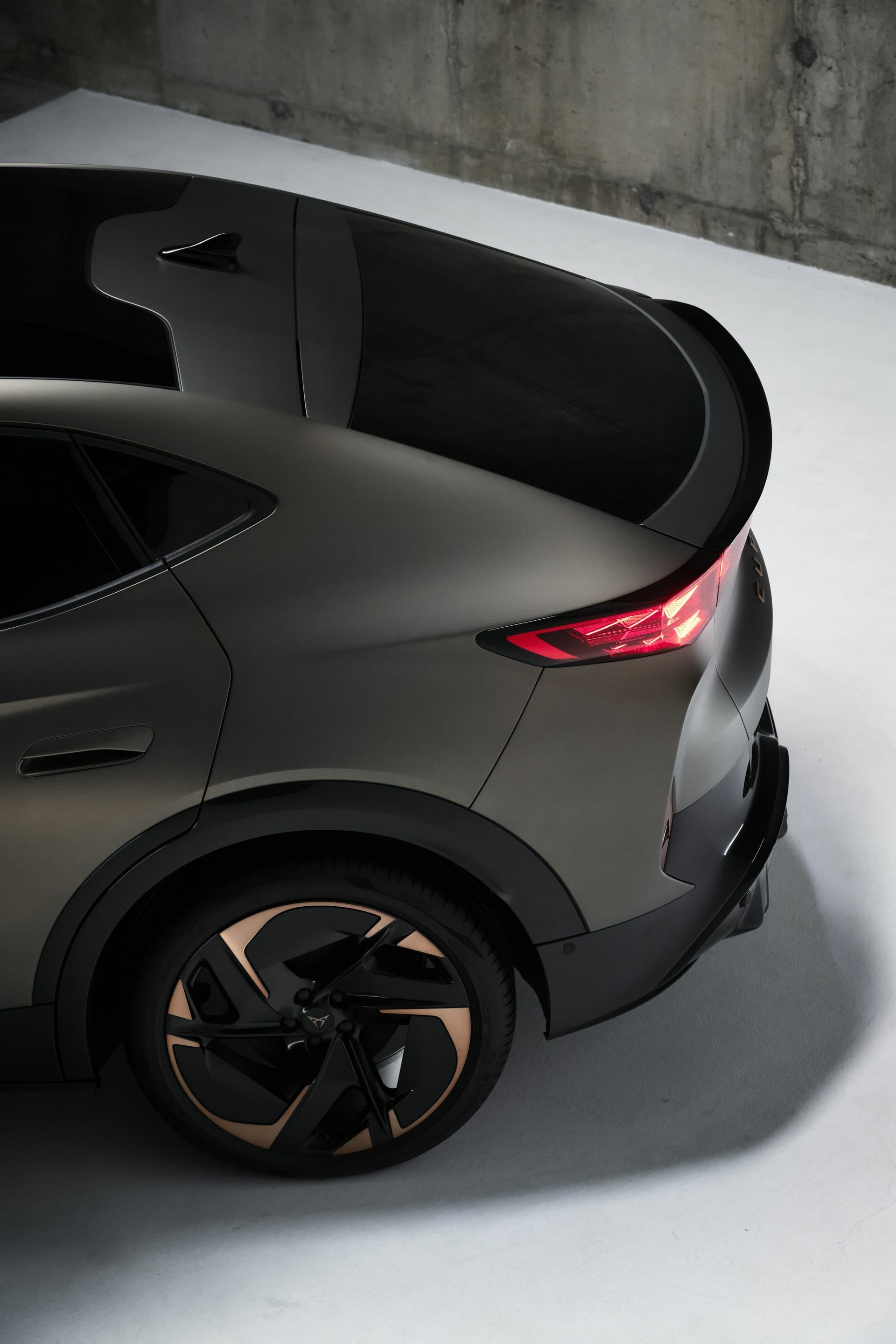 Ángulo único de la parte trasera del Cupra Tavascan que muestra su silueta distintiva.