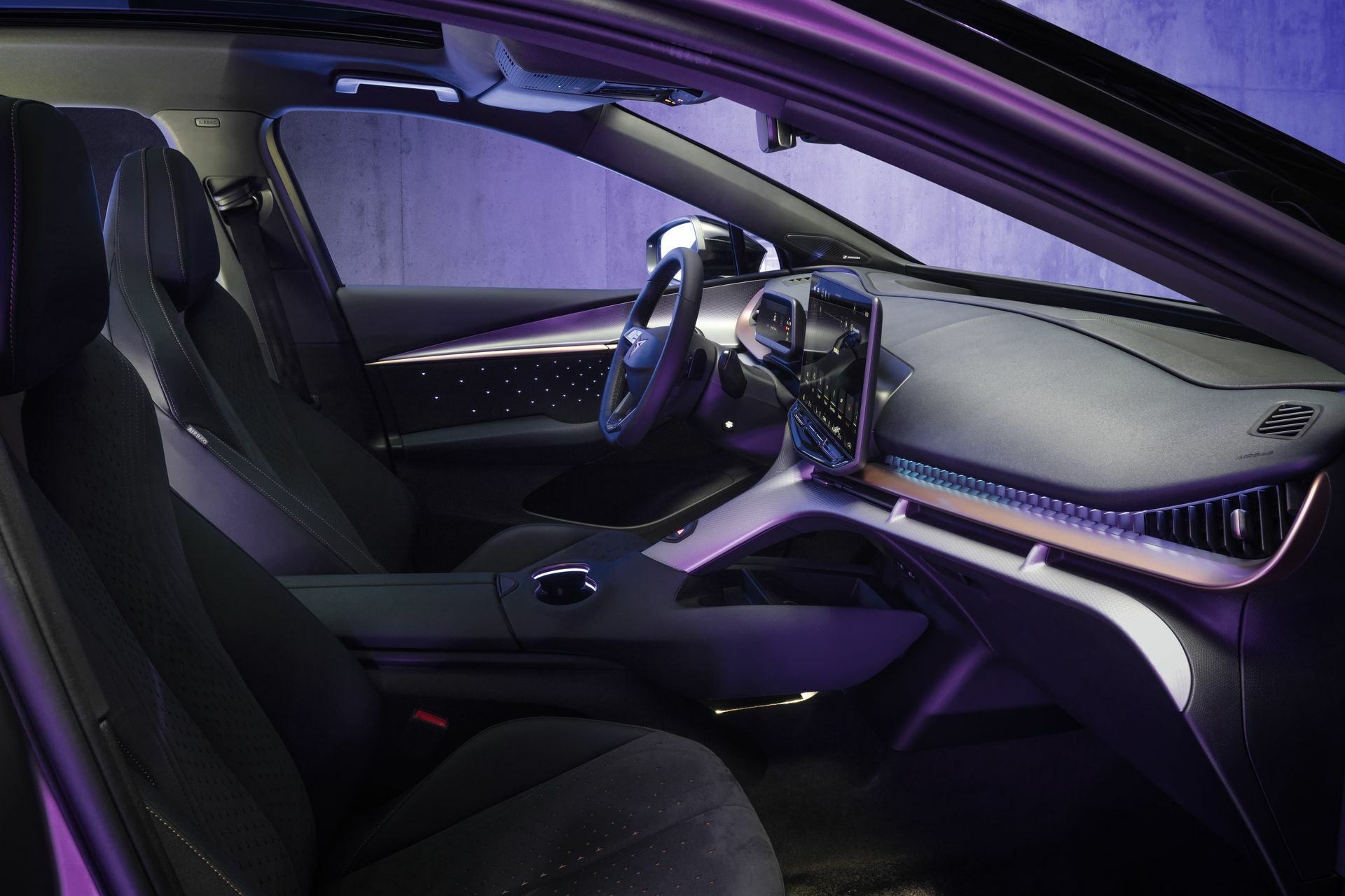 Perspectiva frontal del habitáculo revelando el diseño enfocado al conductor.