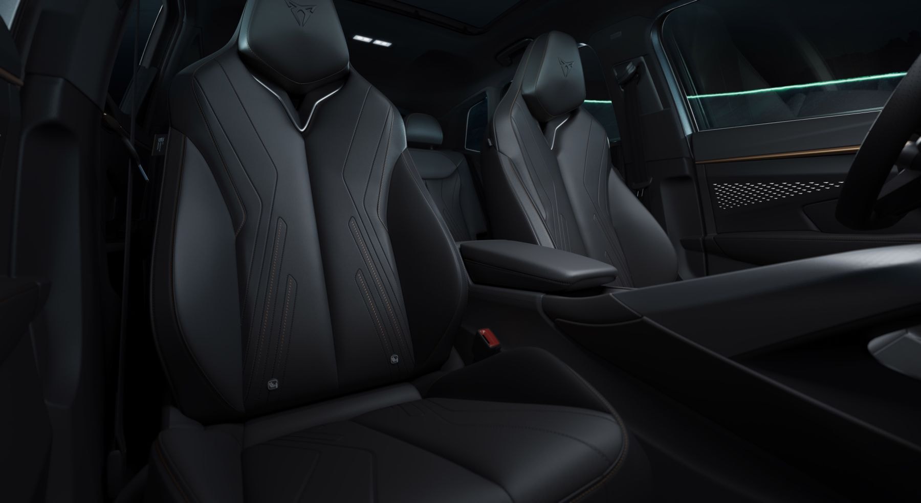 Cupra Terramar iluminado, mostrando líneas dinámicas en pista.