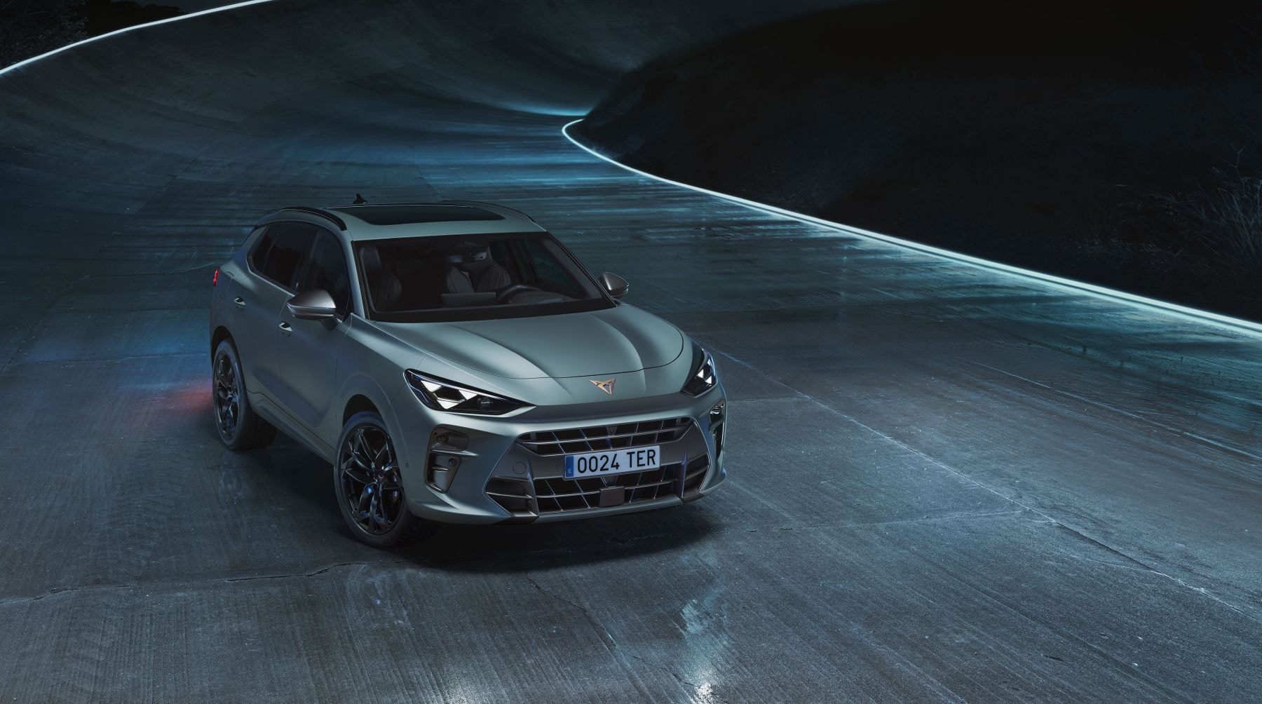 Estilo moderno del Cupra Terramar al atardecer junto al mar.