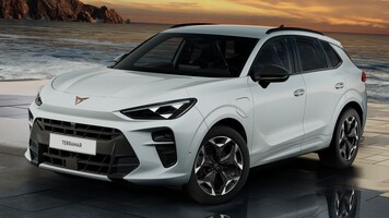 Vista lateral y delantera del Cupra Terramar híbrido destacando su diseño moderno y deportivo. Vista lateral y delantera del Cupra Terramar híbrido destacando su diseño moderno y deportivo.
