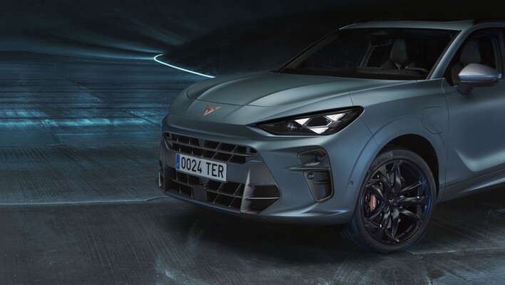 Primer plano del frente del Cupra Terramar, donde se destaca su parrilla característica. Primer plano del frente del Cupra Terramar, donde se destaca su parrilla característica.