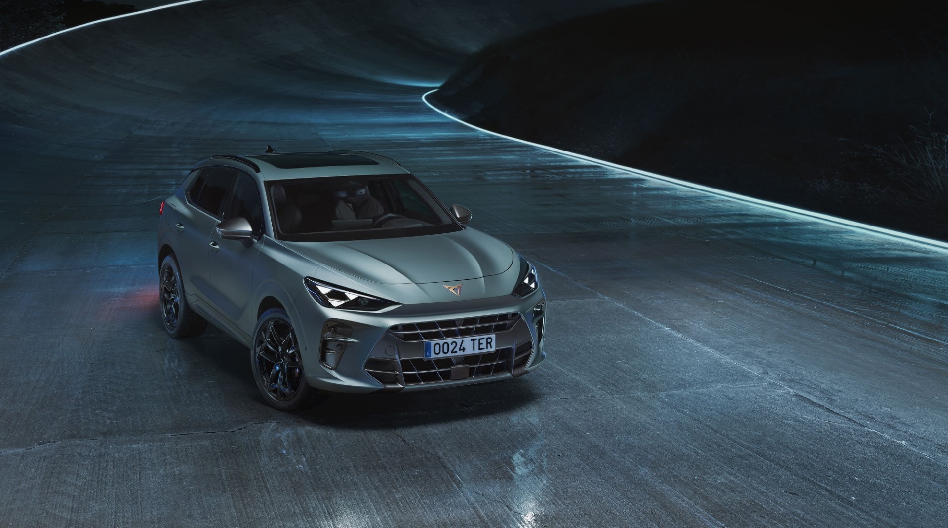 Perfil del Cupra Terramar en el circuito, resaltando su deportividad.