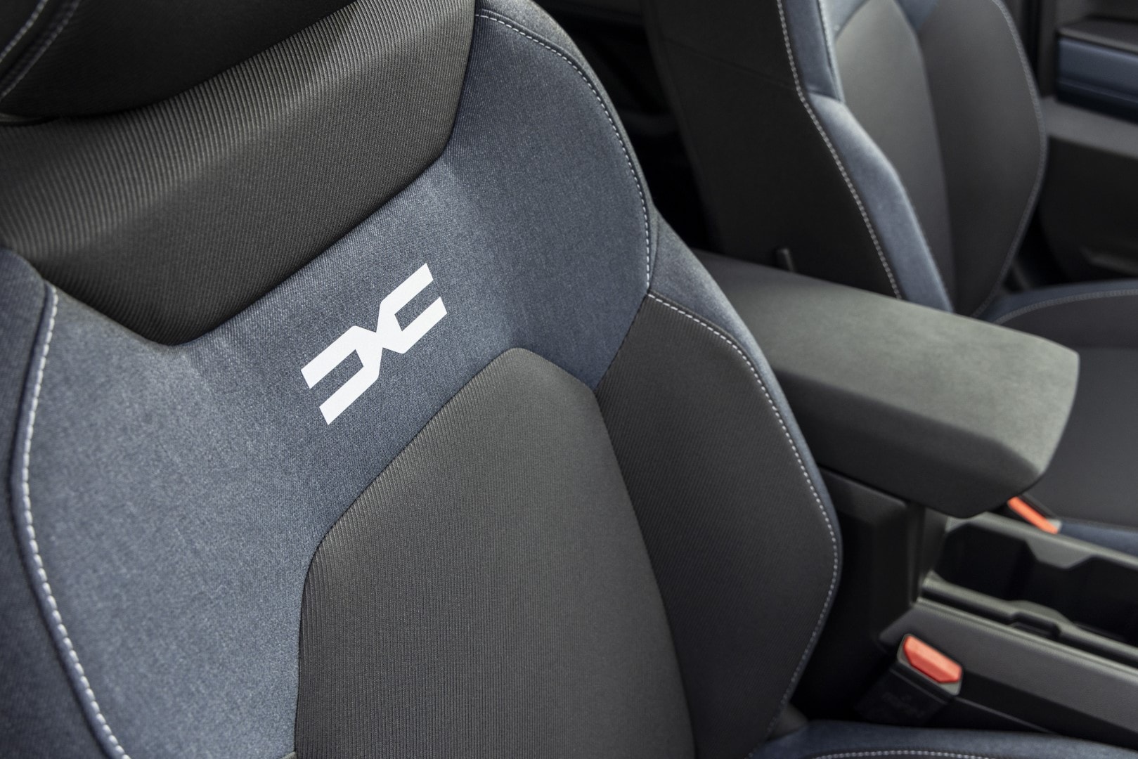 Asiento del conductor en Dacia Duster híbrido, confort y diseño contemporáneo.