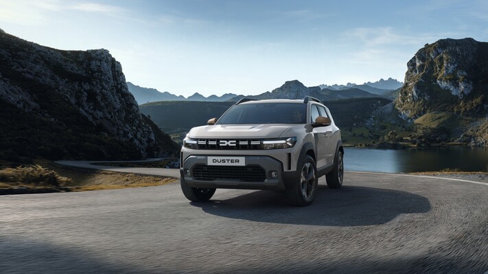 Frente del Dacia Duster en movimiento. Esencia de diseño robusto y moderno.