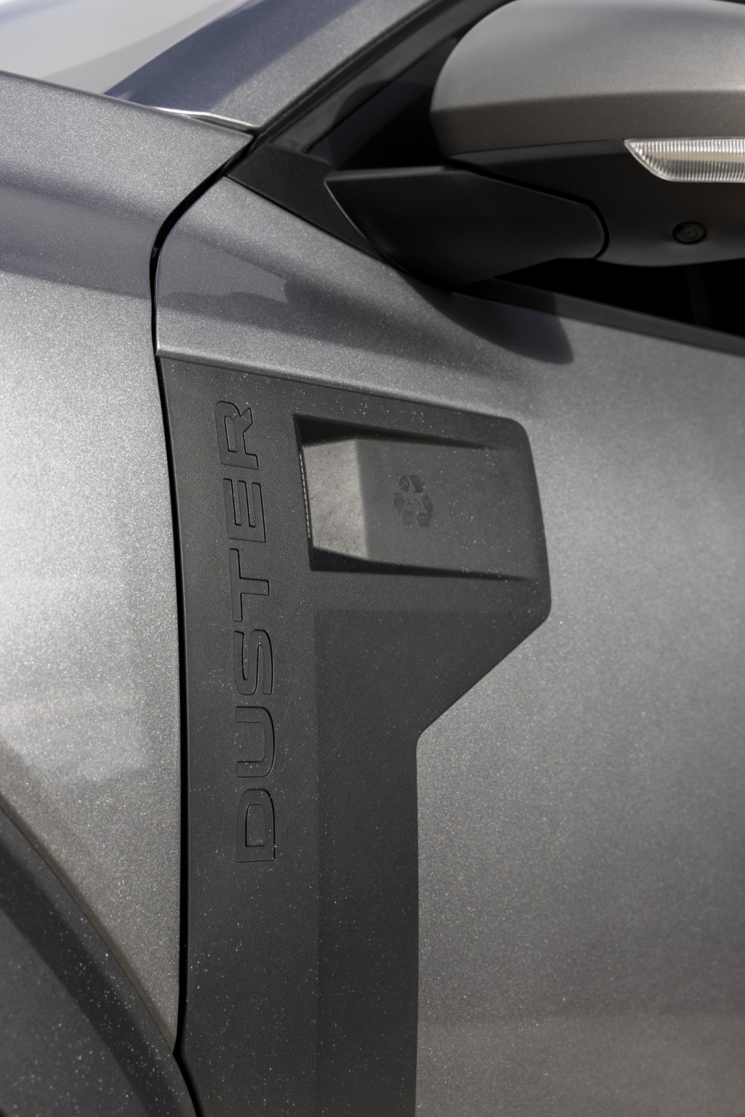 Detalle exterior que indica la versión híbrida del Dacia Duster.