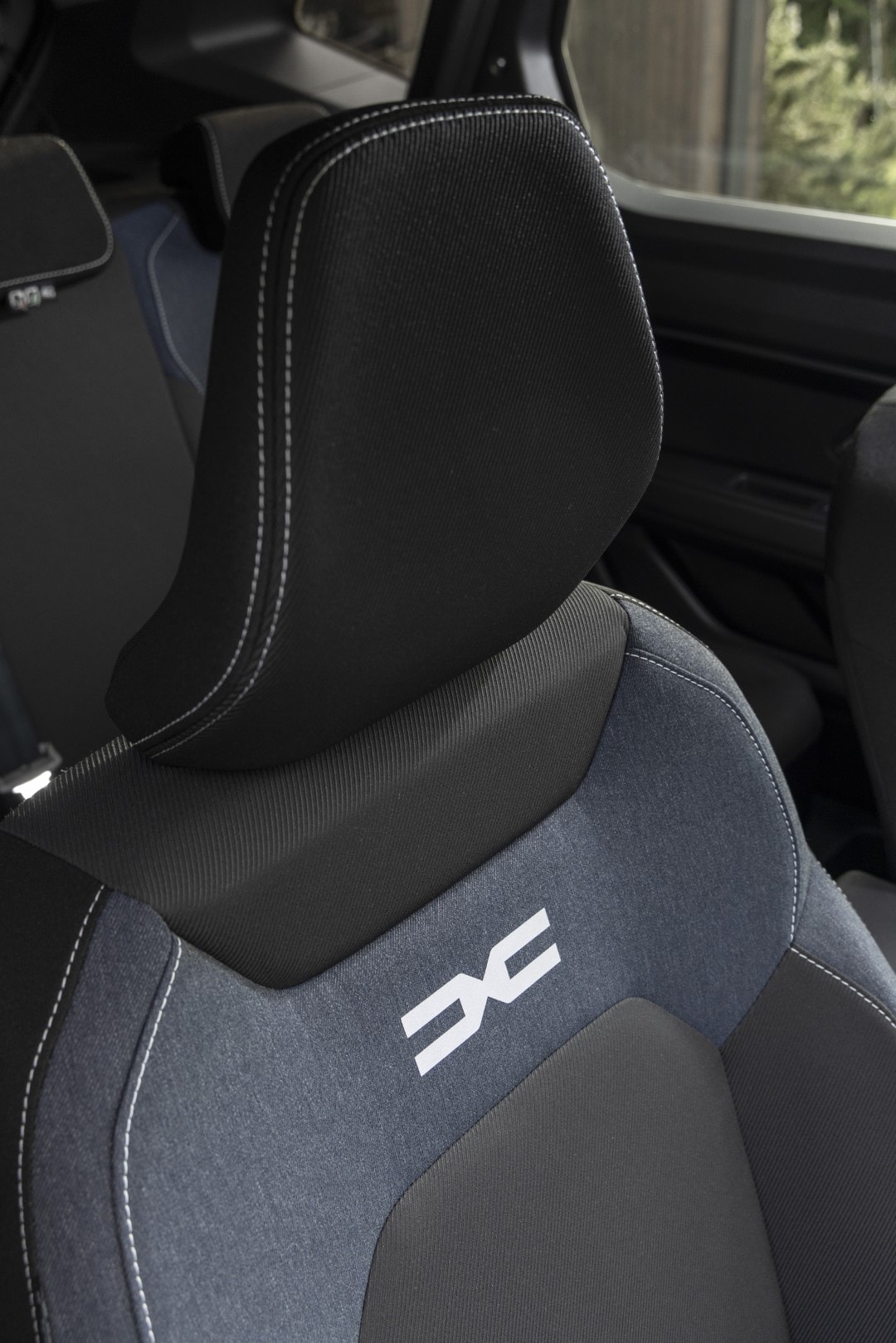 Detalle del reposacabezas en Dacia Duster, con enfoque en el acabado y logotipo.