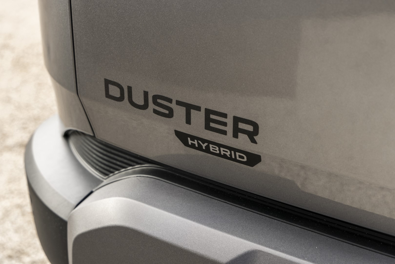 Detalle del emblema 'Hybrid' en el lateral del Dacia Duster.
