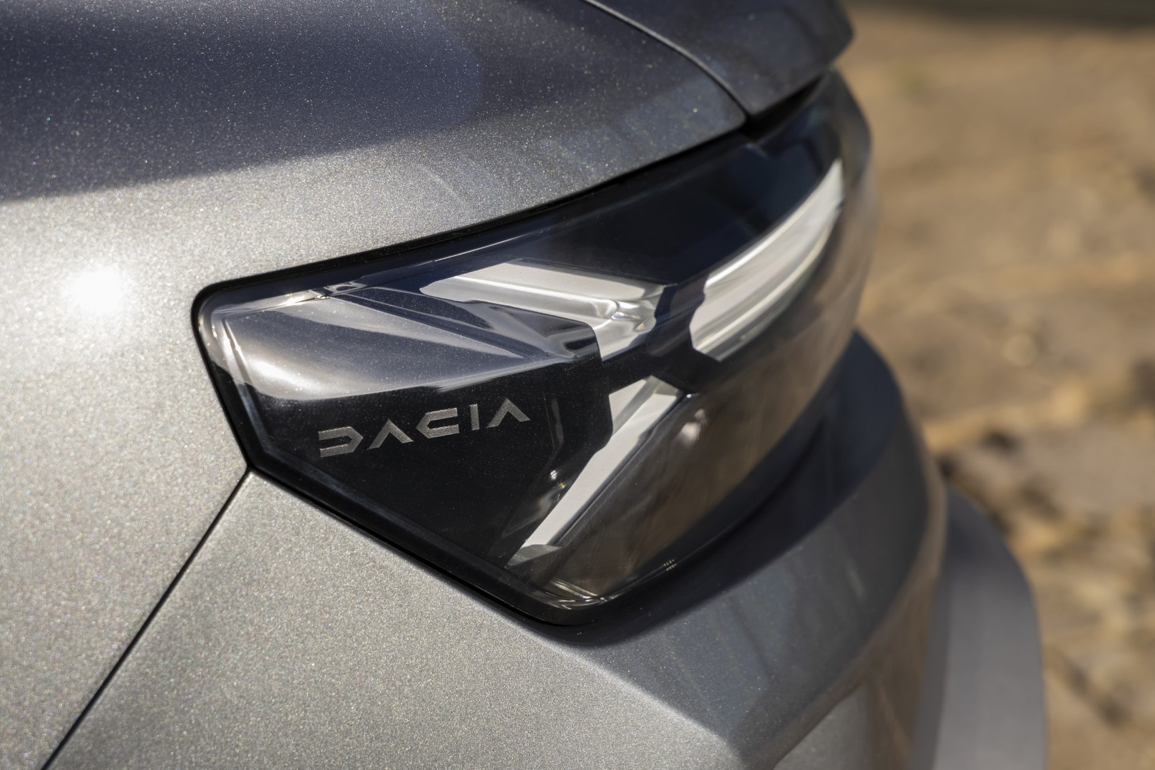 Foco delantero con tecnología LED, detalle de alta calidad de Dacia Duster.