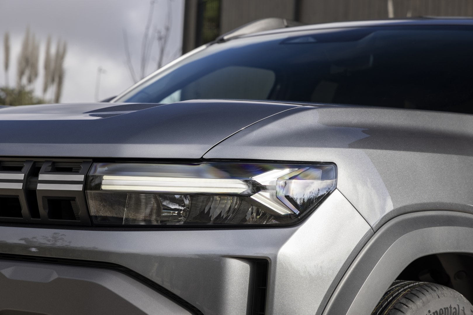 Detalle de la luz diurna LED con diseño distintivo en el Dacia Duster híbrido.