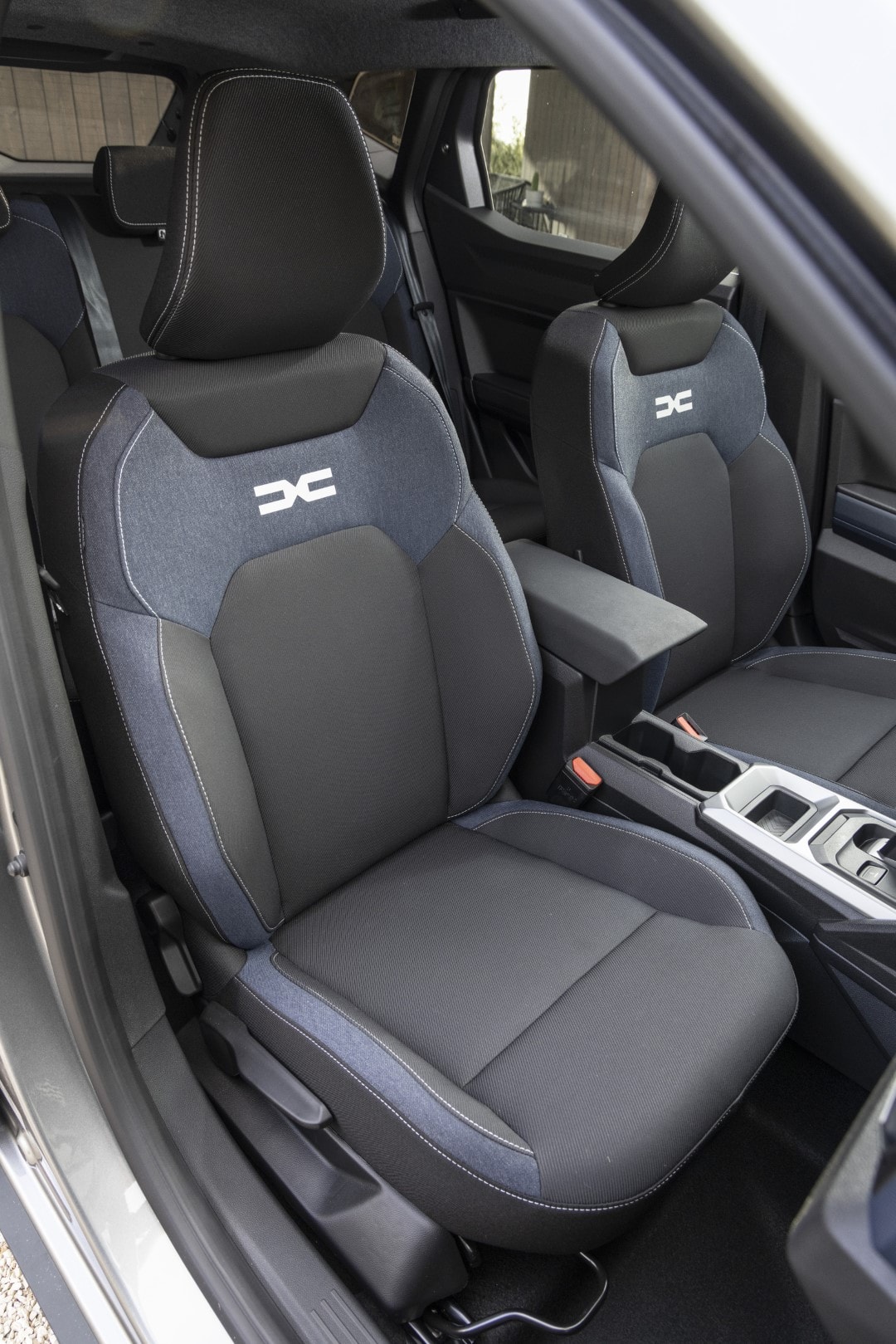 Detalle del panel de la puerta, mezcla de materiales y líneas modernas.