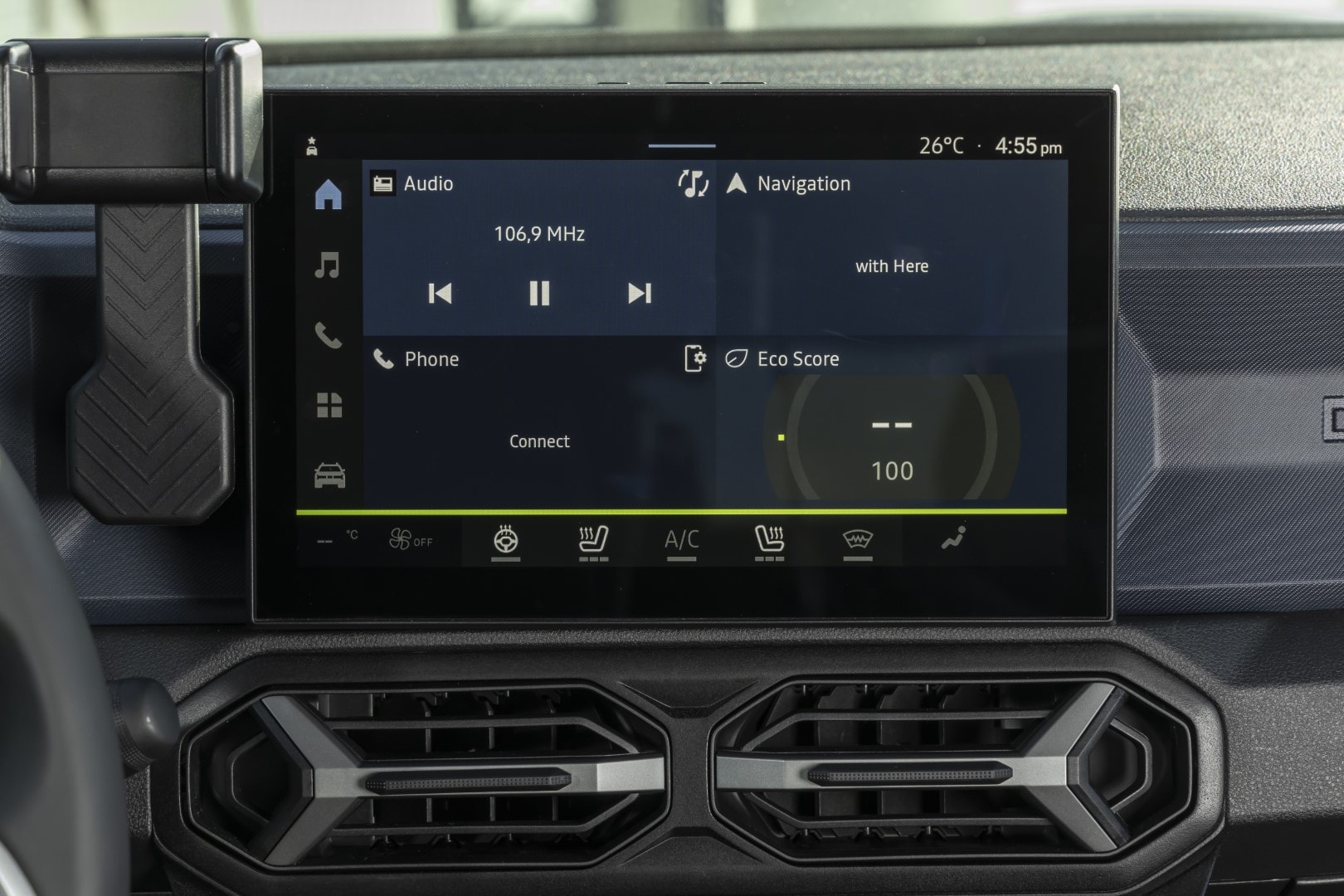 Pantalla de infotainment mostrando las opciones de audio y navegación.