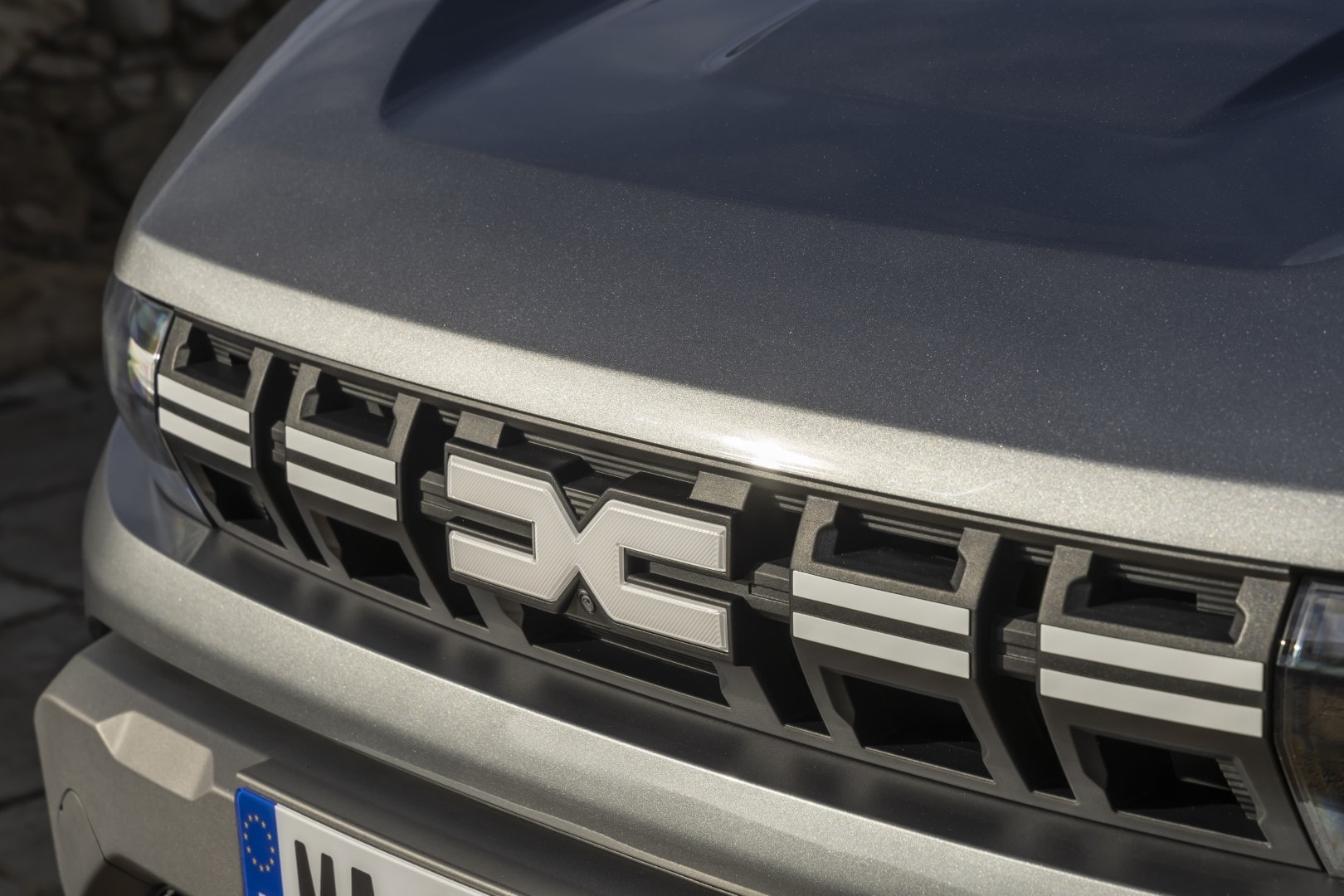 Detalle de la parrilla frontal del Dacia Duster con su diseño característico.