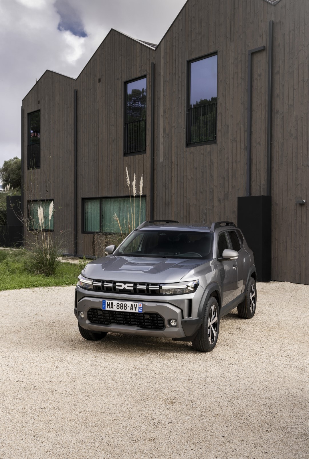 Vista delantera del Dacia Duster híbrido mostrando su robusta presencia.