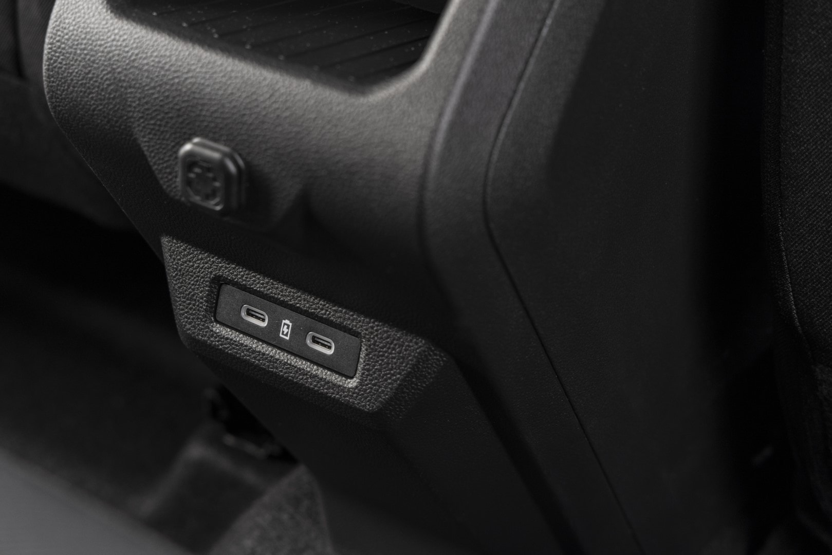 Imagen del puerto USB para carga en el Dacia Duster híbrido.