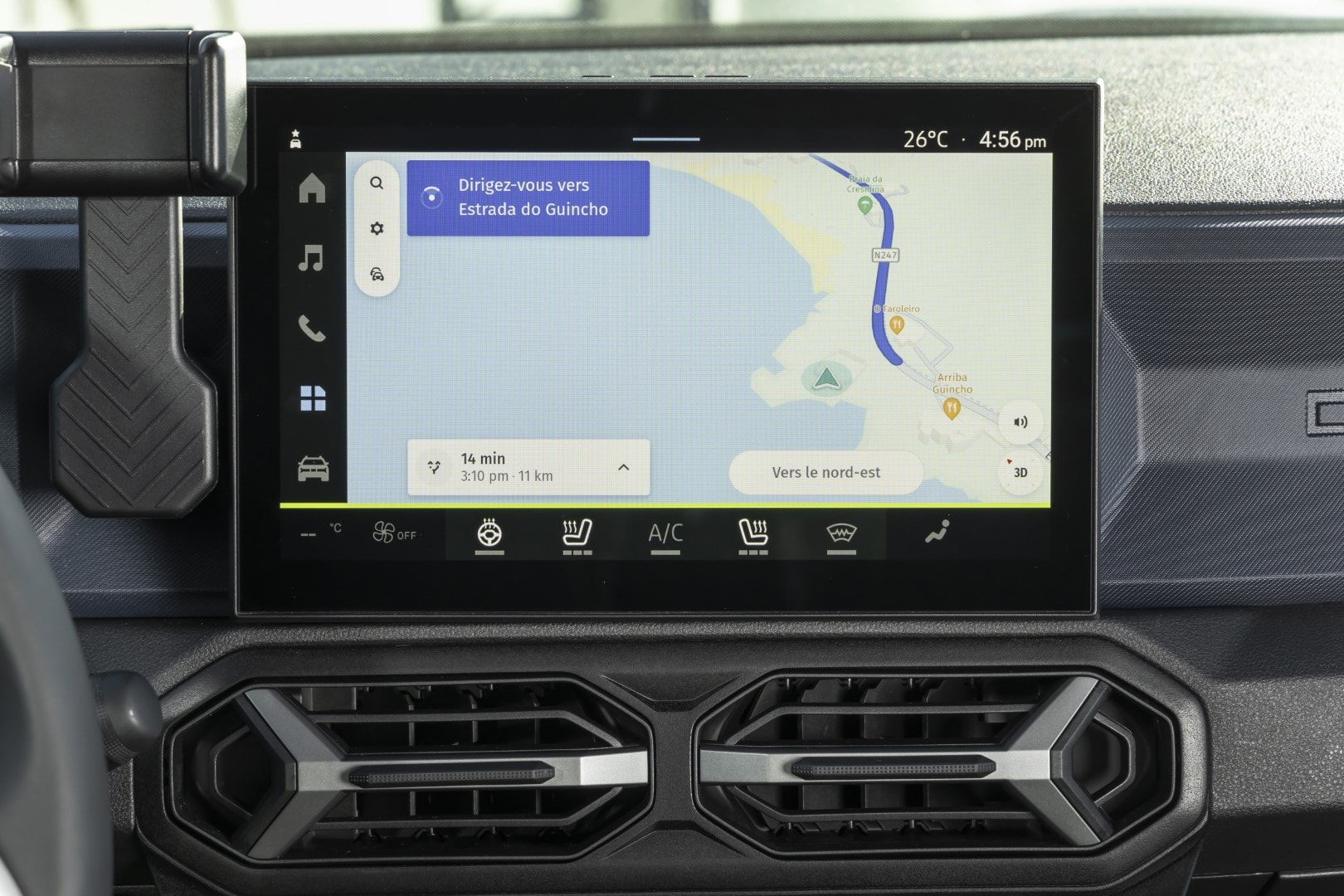 Sistema de infotainment con pantalla táctil en el Dacia Duster híbrido.