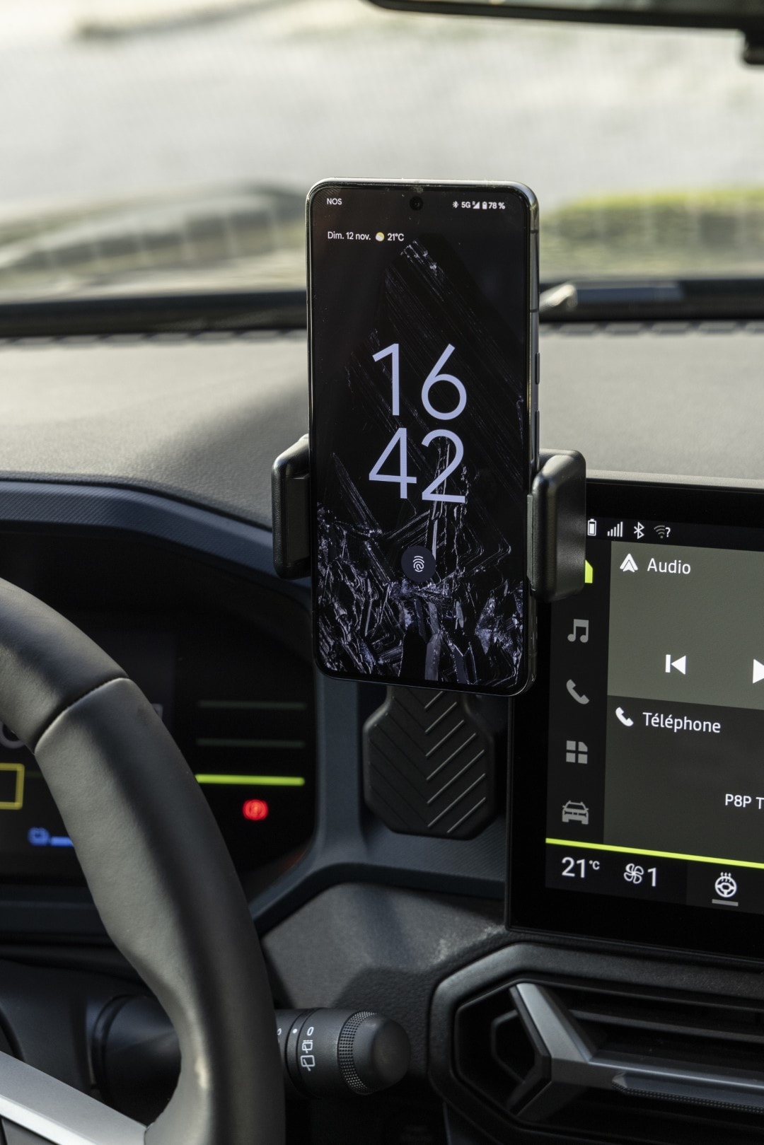 Soporte para teléfono móvil integrado en el Dacia Duster híbrido.