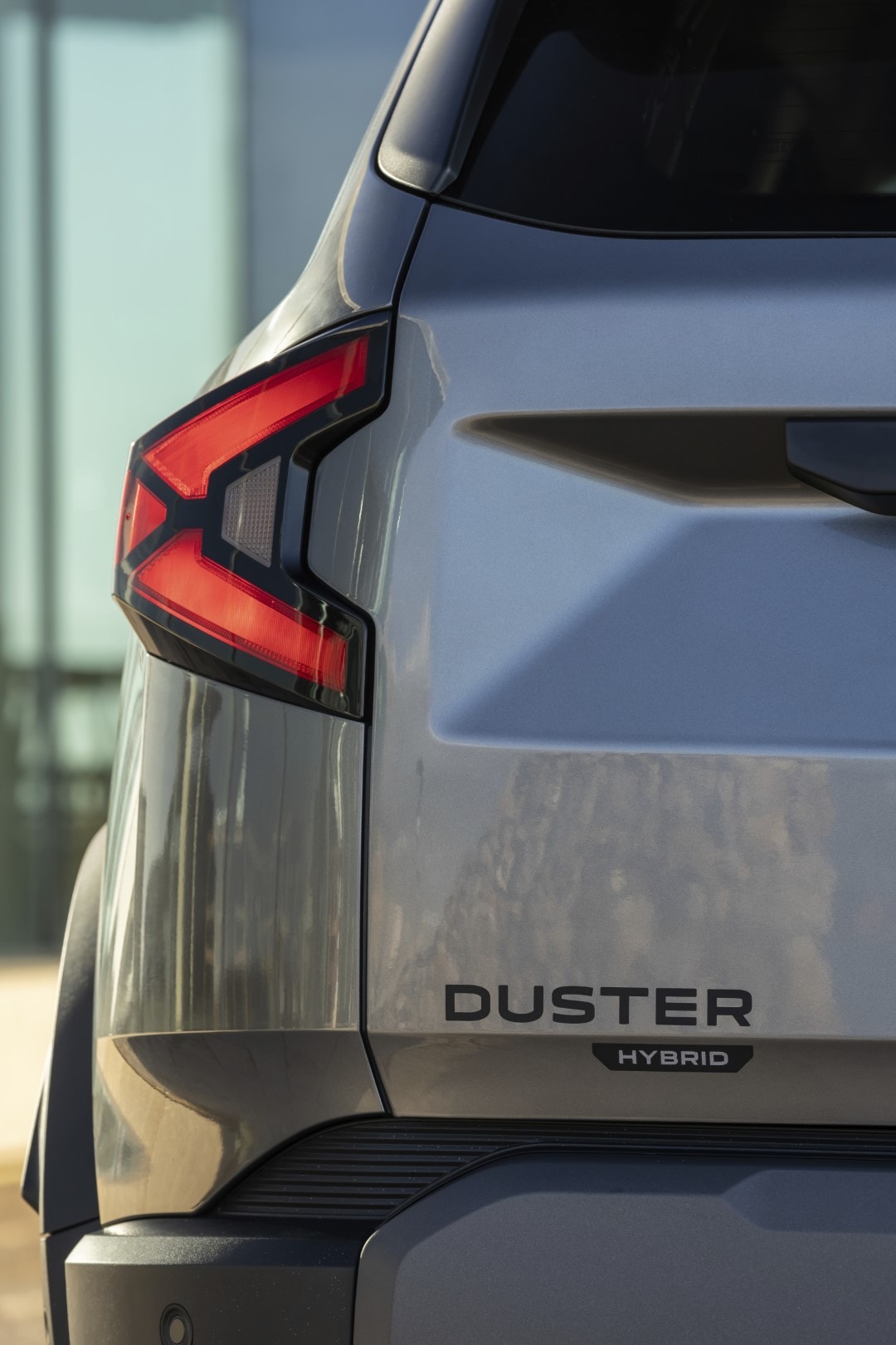 Ángulo trasero del Dacia Duster que muestra diseño de faros y carrocería.