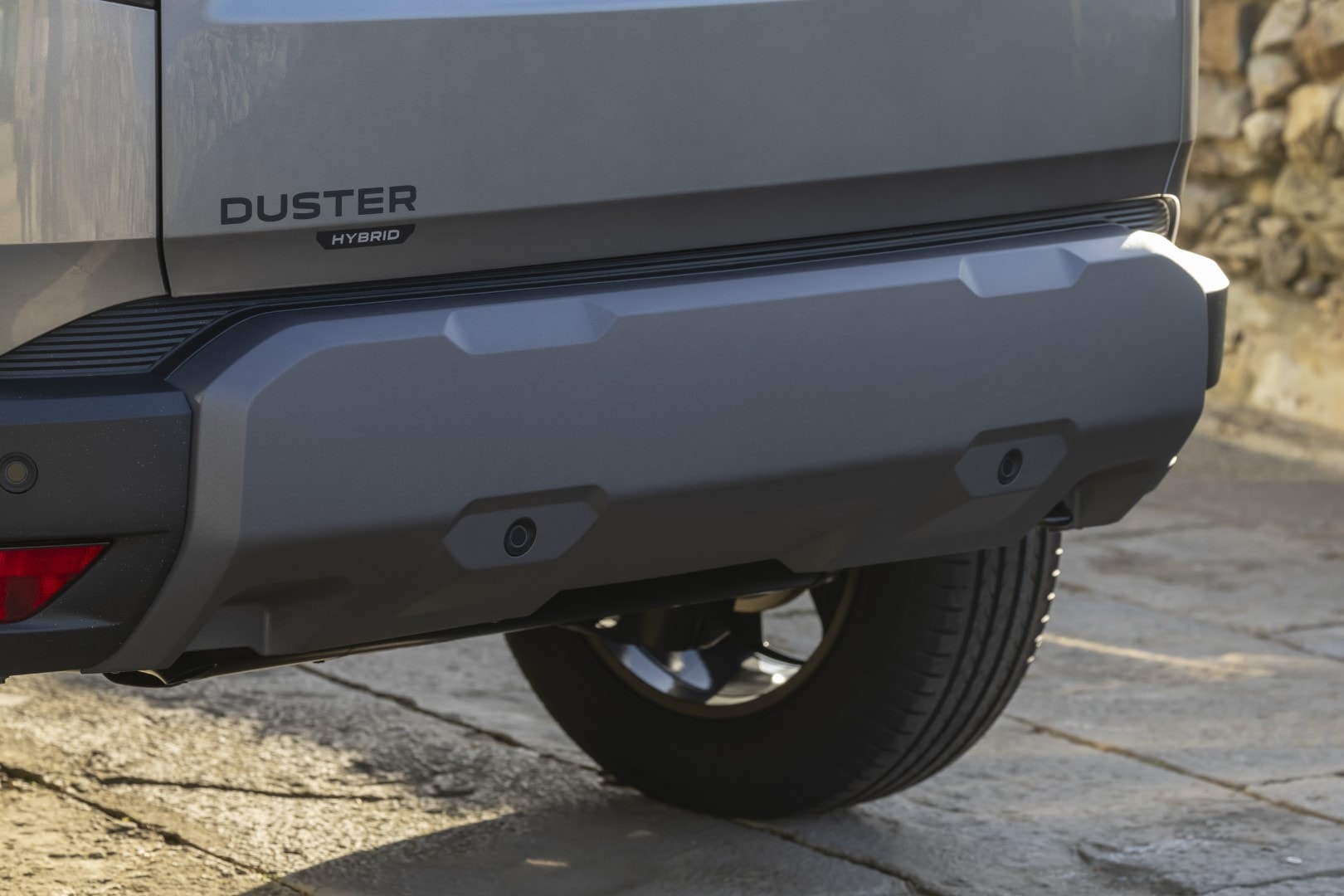 Vista trasera y lateral, destacando las líneas de diseño.