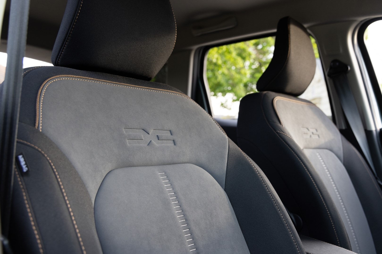 Vista detallada del diseño ergonómico de los asientos del Dacia Duster.