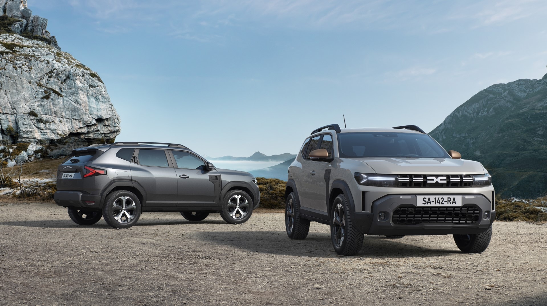 Comparación lateral de dos modelos de Dacia Duster, mostrando diferencias en diseño.
