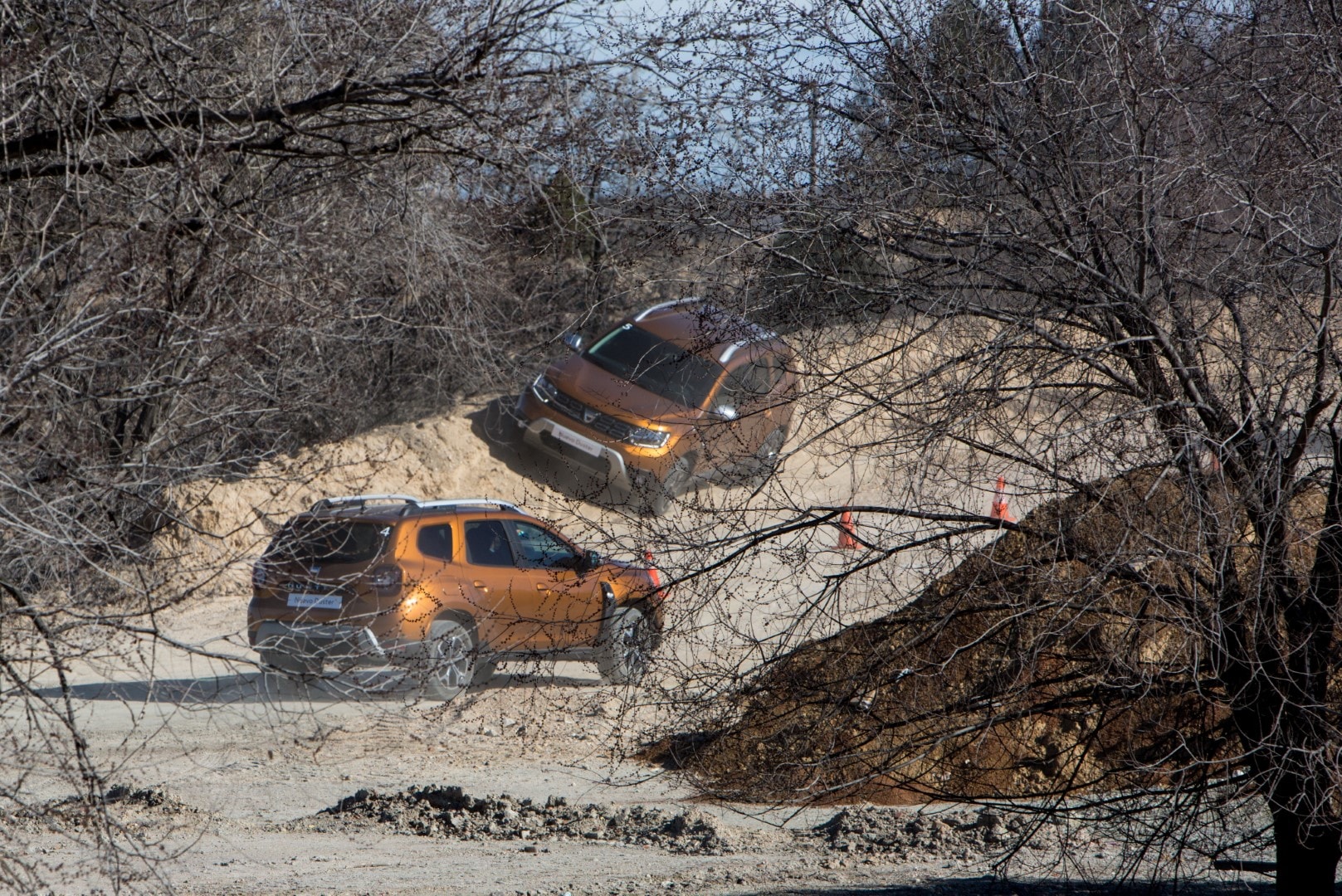 Captura dinámica del Dacia Duster en un recorrido off-road con otro vehículo.