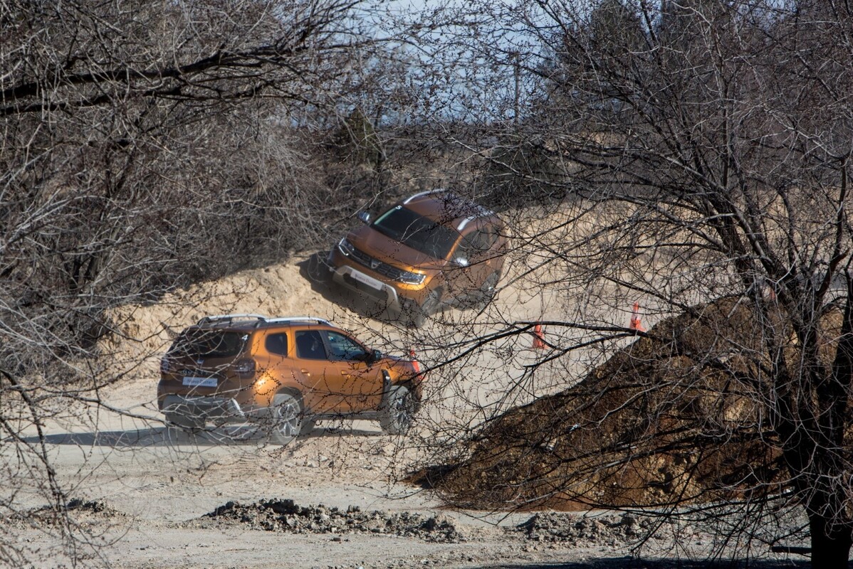 Captura dinámica del Dacia Duster en un recorrido off-road con otro vehículo. Captura dinámica del Dacia Duster en un recorrido off-road con otro vehículo.
