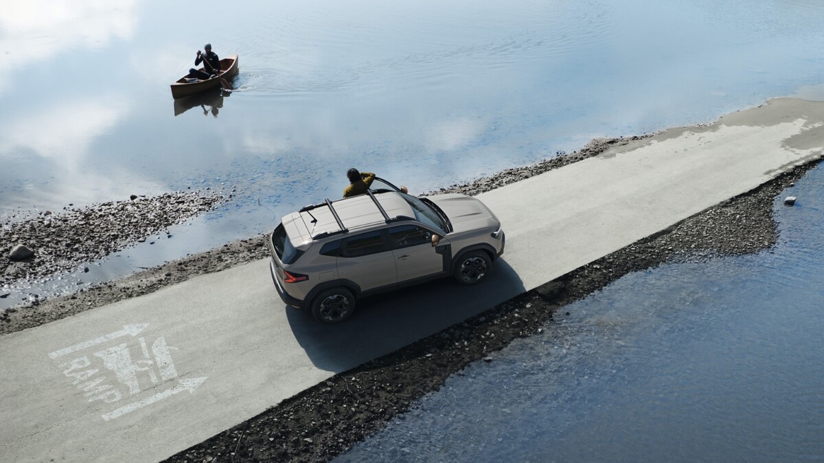 Dacia Duster al borde del agua, mostrando su capacidad para enfrentar terrenos inundados. Dacia Duster al borde del agua, mostrando su capacidad para enfrentar terrenos inundados.