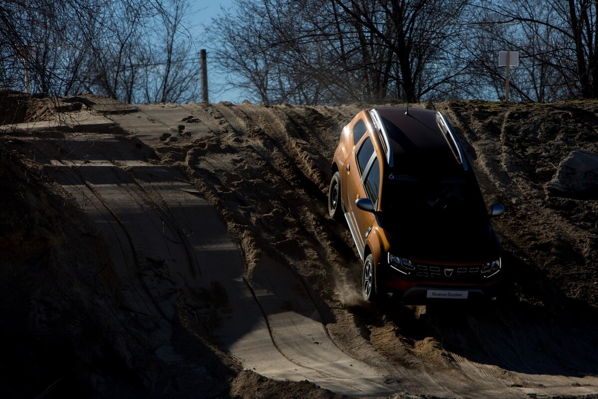 Dacia Duster en pleno descenso off-road, ideal para evaluar su capacidad y diseño frontal. Dacia Duster en pleno descenso off-road, ideal para evaluar su capacidad y diseño frontal.