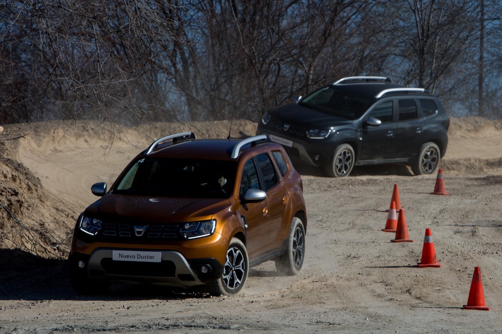 Dacia Duster superando obstáculos con habilidad en terreno desafiante.
