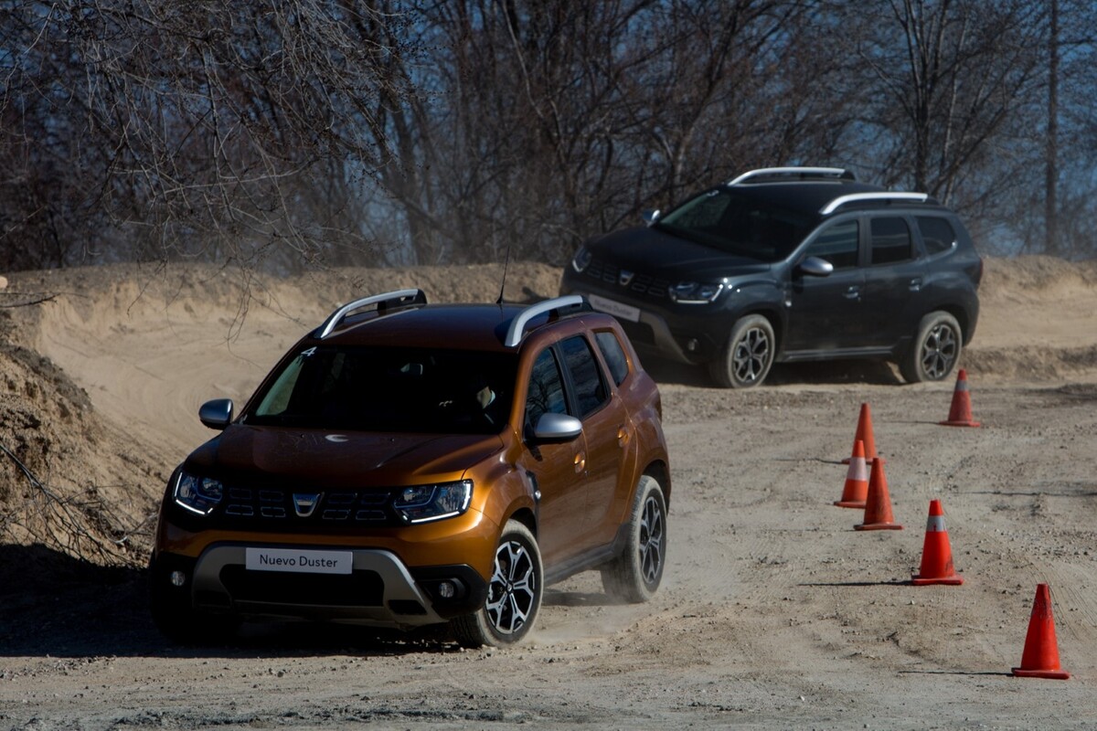 Dacia Duster superando obstáculos con habilidad en terreno desafiante. Dacia Duster superando obstáculos con habilidad en terreno desafiante.