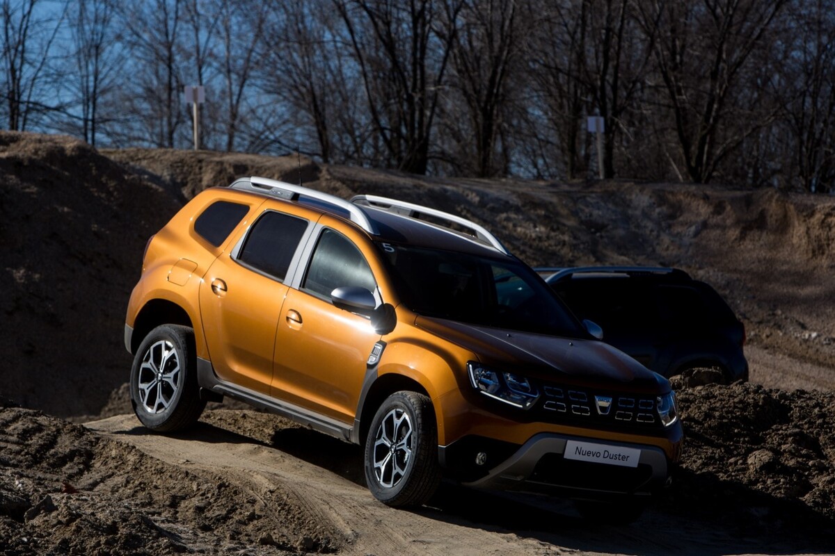 Dacia Duster frente a descenso pronunciado, mostrando frontal robusto y preparación para el off-road. Dacia Duster frente a descenso pronunciado, mostrando frontal robusto y preparación para el off-road.