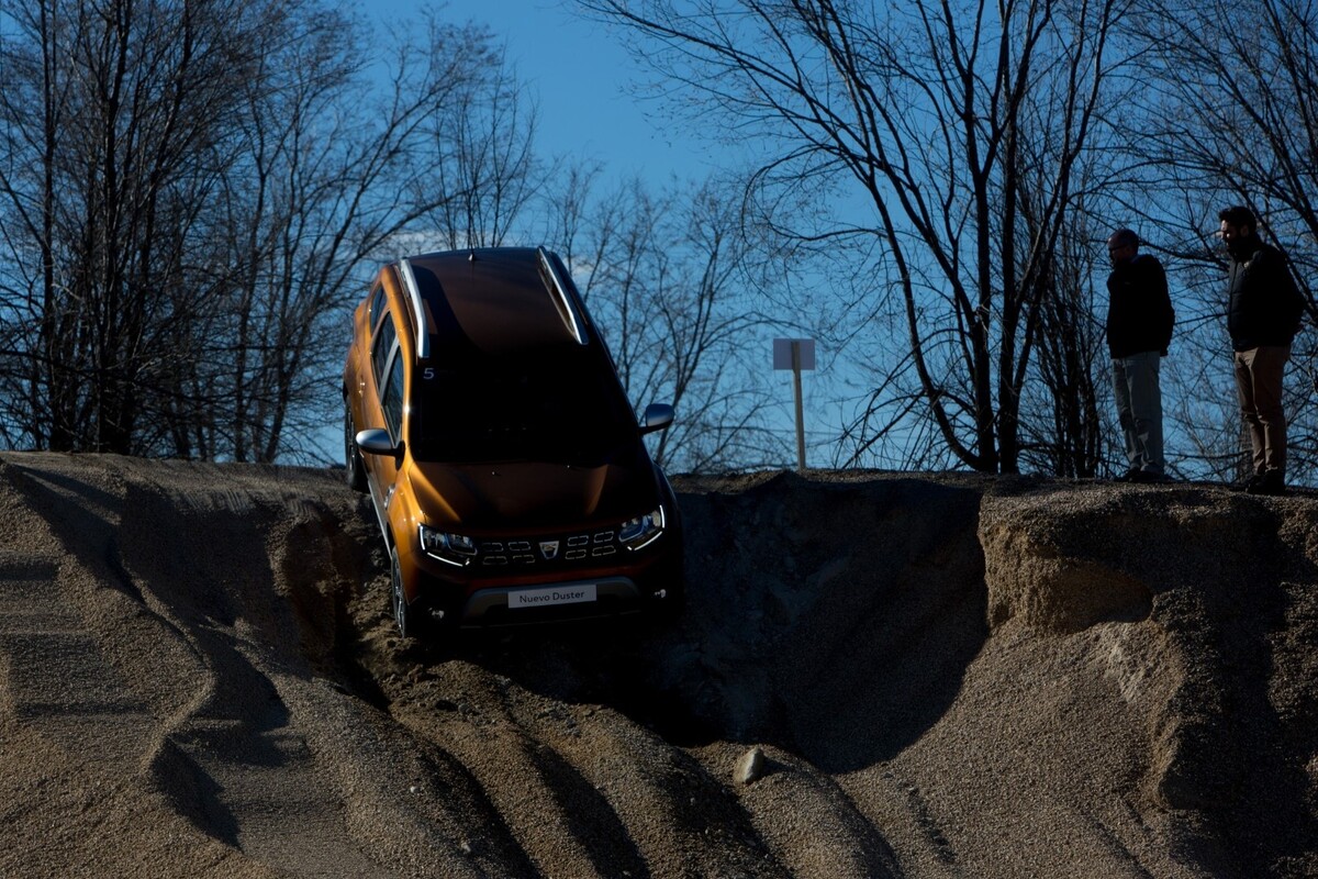 Dacia Duster afrontando con solvencia un descenso off-road. Dacia Duster afrontando con solvencia un descenso off-road.