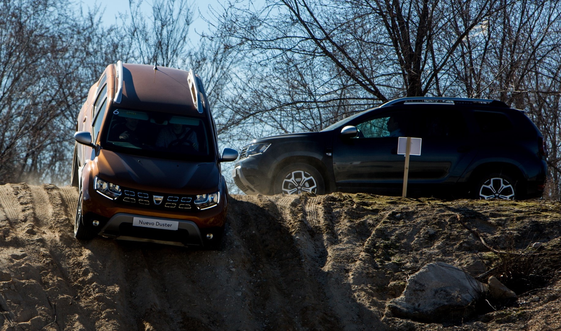 Dos Dacia Duster en acción sobre terreno exigente, resaltando la capacidad del modelo en off-road.