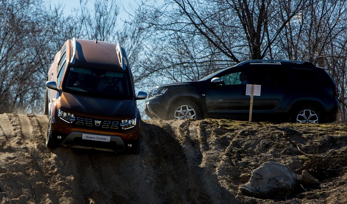 Dos Dacia Duster en acción sobre terreno exigente, resaltando la capacidad del modelo en off-road. Dos Dacia Duster en acción sobre terreno exigente, resaltando la capacidad del modelo en off-road.