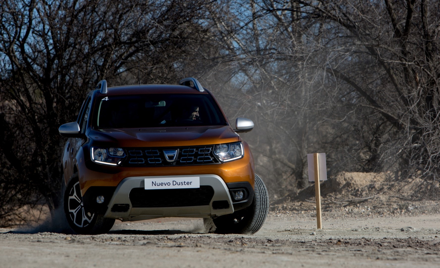 Vista frontal del Dacia Duster en acción, destacando su diseño robusto.