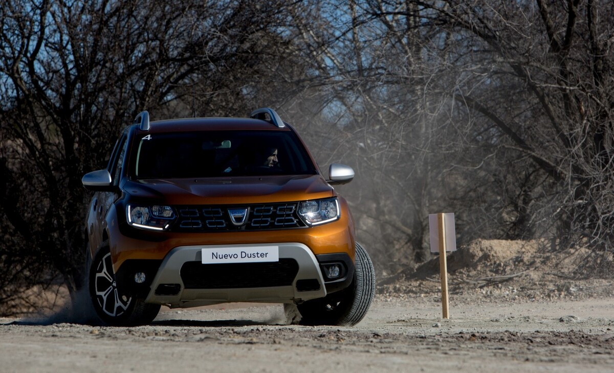 Vista frontal del Dacia Duster en acción, destacando su diseño robusto. Vista frontal del Dacia Duster en acción, destacando su diseño robusto.