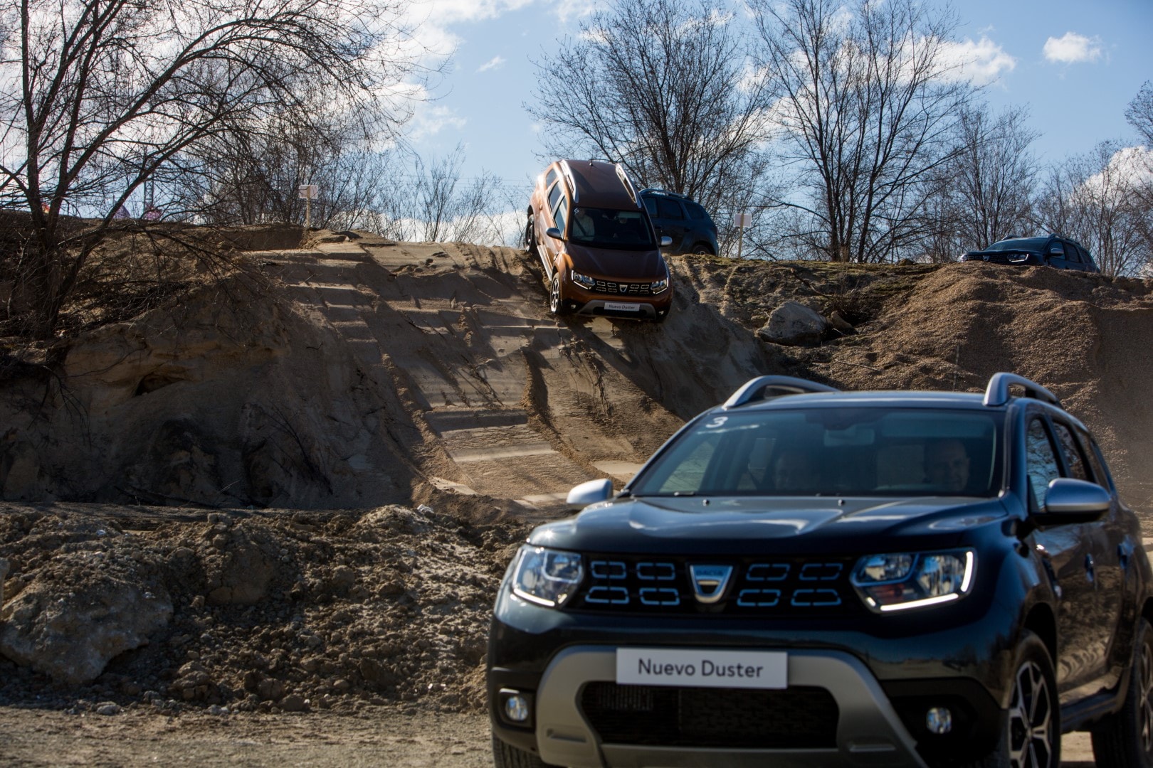 Dacia Duster superando obstáculos en un entorno off-road.