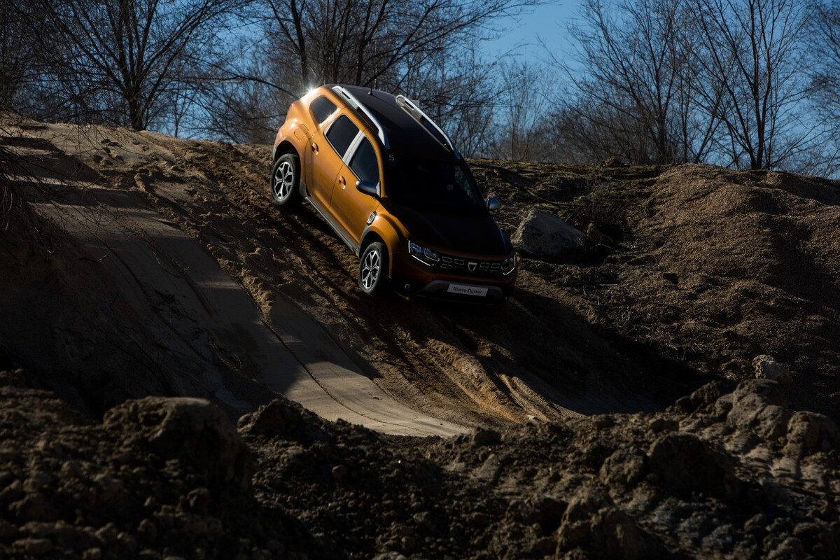 Enfoque lateral del Dacia Duster bajo la luz del sol, subrayando su forma y diseño. Enfoque lateral del Dacia Duster bajo la luz del sol, subrayando su forma y diseño.