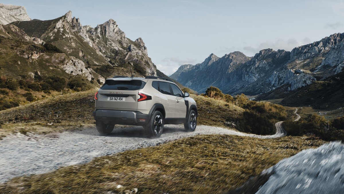 Imagen del Dacia Duster por caminos de montaña, resaltando su porte y capacidad todo terreno. Imagen del Dacia Duster por caminos de montaña, resaltando su porte y capacidad todo terreno.