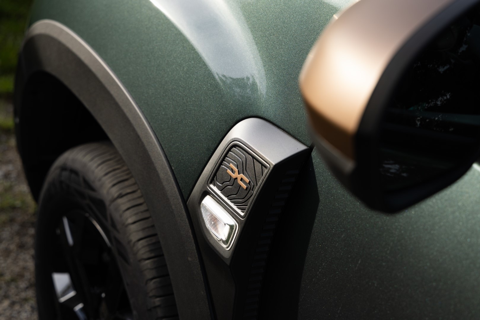 Detalle del símbolo y acabados laterales en el Dacia Duster, resaltando aspectos estéticos específicos.