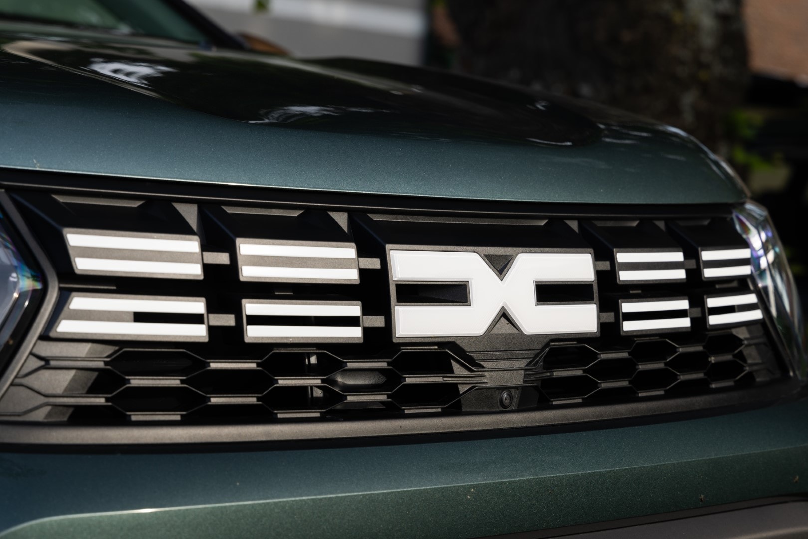 Primer plano de la parrilla frontal del Dacia Duster con logotipo.