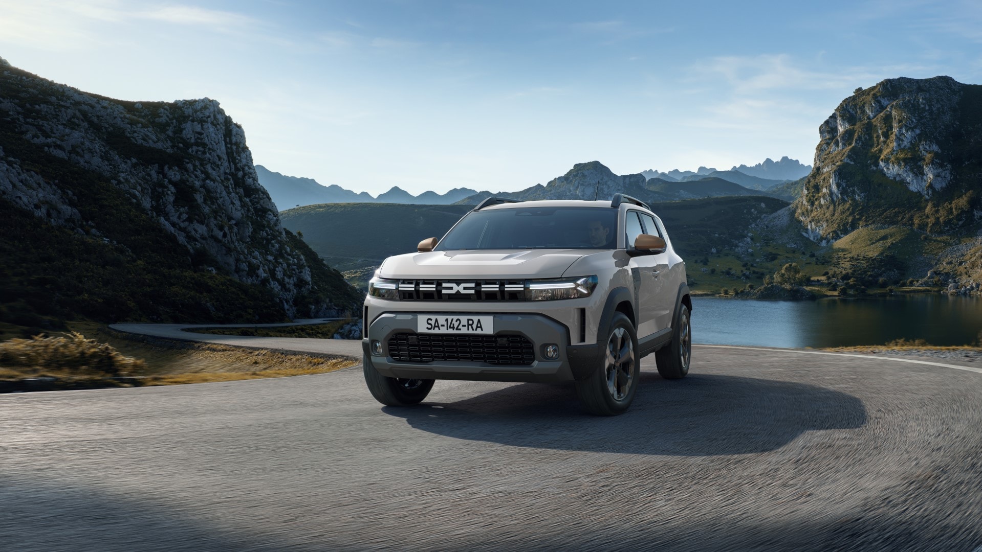 Imagen dinámica del Dacia Duster en carretera de montaña mostrando su frontal.