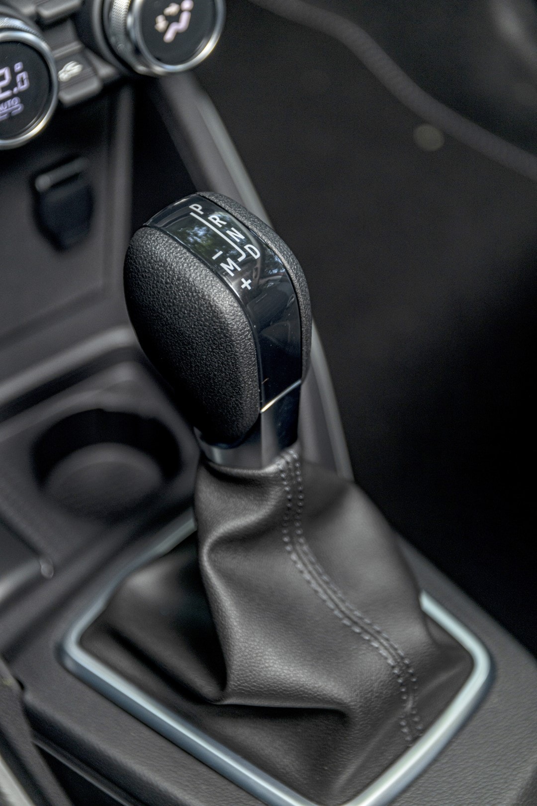 Detalle del pomo de la palanca de cambios manual en el interior del Dacia Duster.